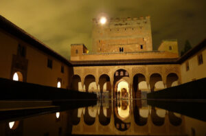 Visita nocturna a la Alhambra para grupos reducidos - Wanderlust Granada Tours