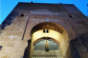 Punto de encuentro para visita nocturna a la Alhambra para grupos reducidos - Wanderlust Granada Tours